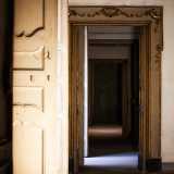 Da questa sala parte un percorso che si snoda per altri 28 ambienti divisi da porte in legno verdi impreziosite da fregi dorati